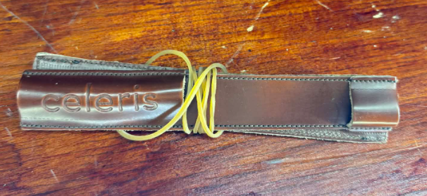 Celeris Sporerbeskytter Handpolished chestnut